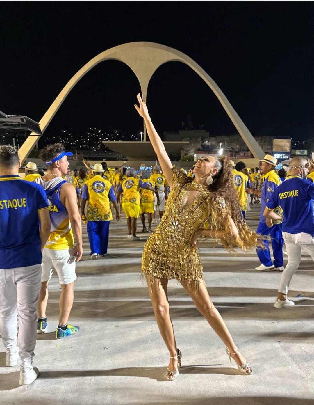 Para a alegria de todos, ela está de volta: Luciana Lemos está no Rio de Janeiro para às suas raízes do samba